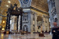 圣彼得大教堂的室内建筑令人惊叹，展示了复杂的雕塑和华丽的细节