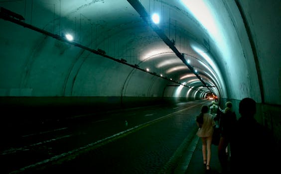 罗马的照明公路隧道，灯光条纹营造出城市探索的氛围