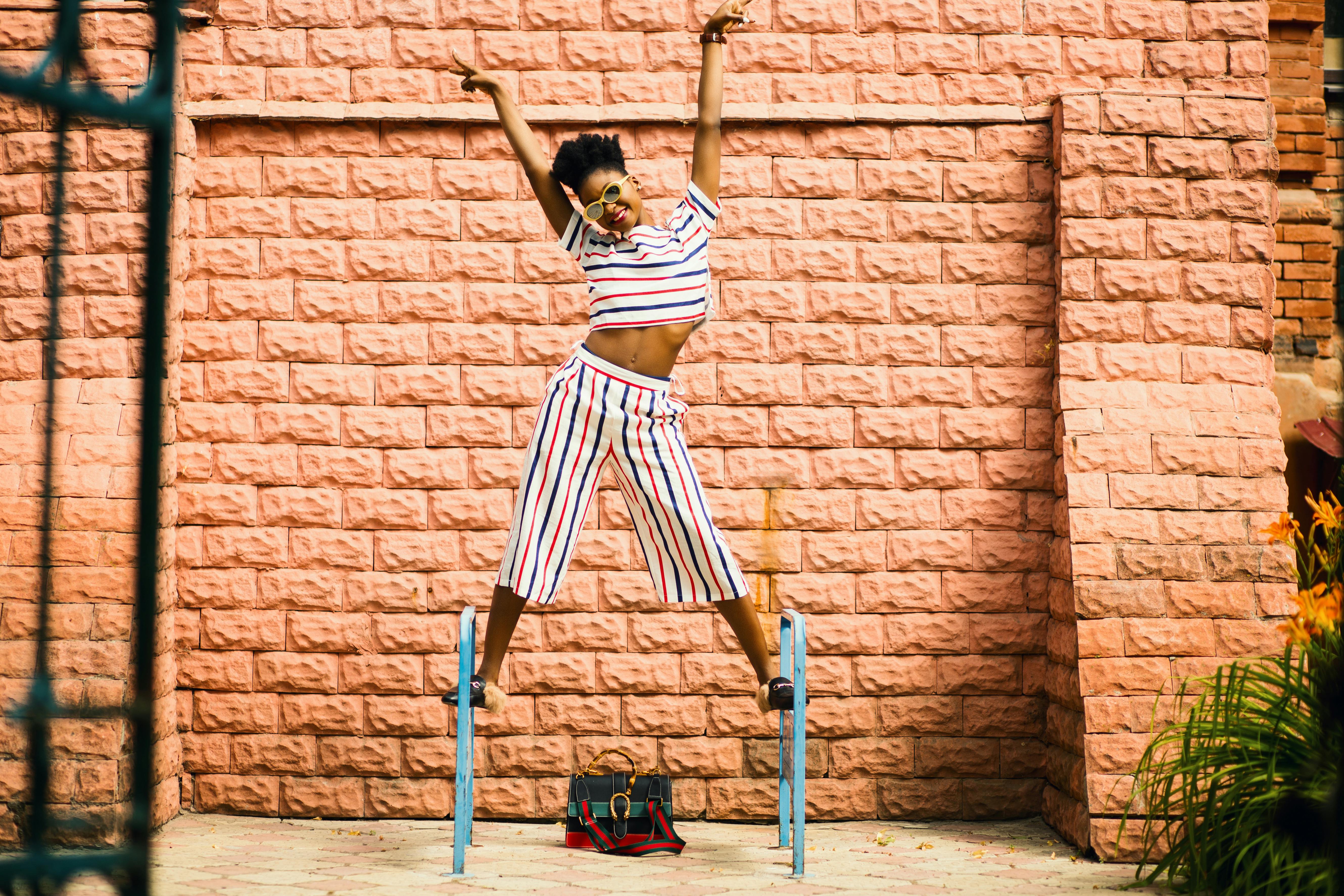 grátis Mulher Com Calça Listrada Branca Vermelha E Azul E Camiseta Foto profissional