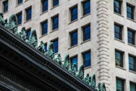 现代城市建筑的装饰细节，以摩天大楼为背景