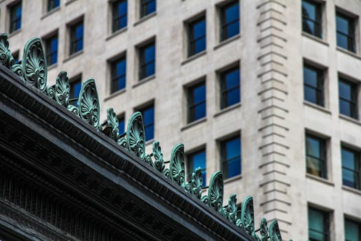 现代城市建筑的装饰细节，以摩天大楼为背景