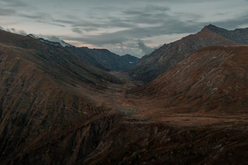 Fotos de stock gratuitas de árido, cerros, foto con dron