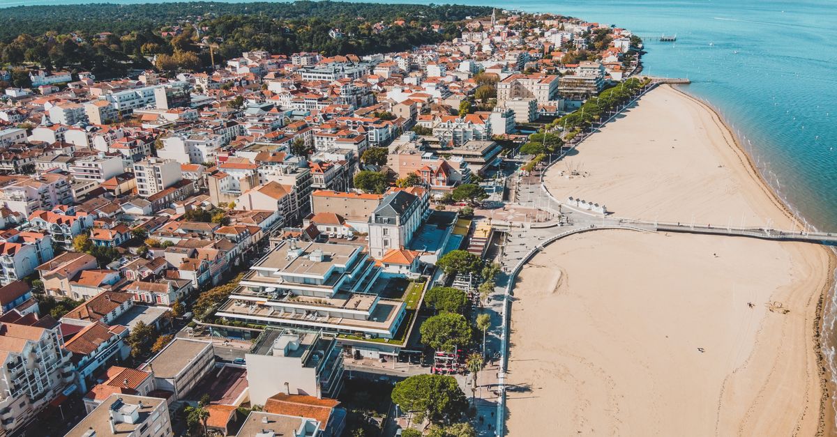 Vue aérienne époustouflante d'Arcachon, France, avec des plages de sable et une architecture urbaine.