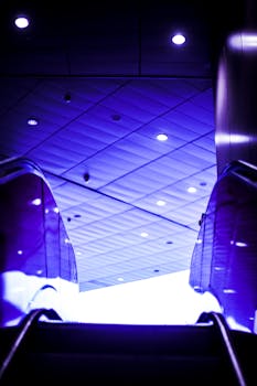 现代自动扶梯的壮丽景色，在鲜艳的霓虹灯和建筑设计的映衬下，显得格外迷人