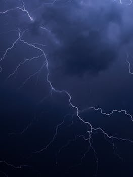 雷暴照亮的夜空，引人注目的图像中展示了生动的闪电