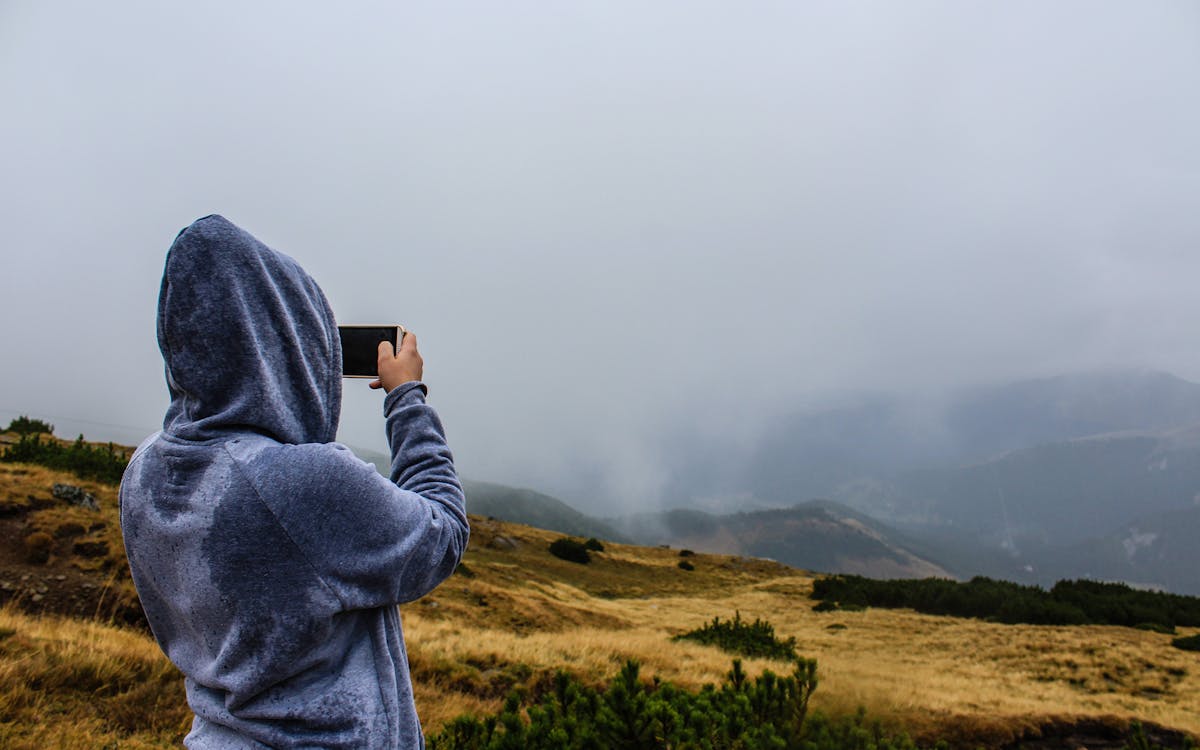 бесплатная Человек, фотографирующий гору Стоковое фото