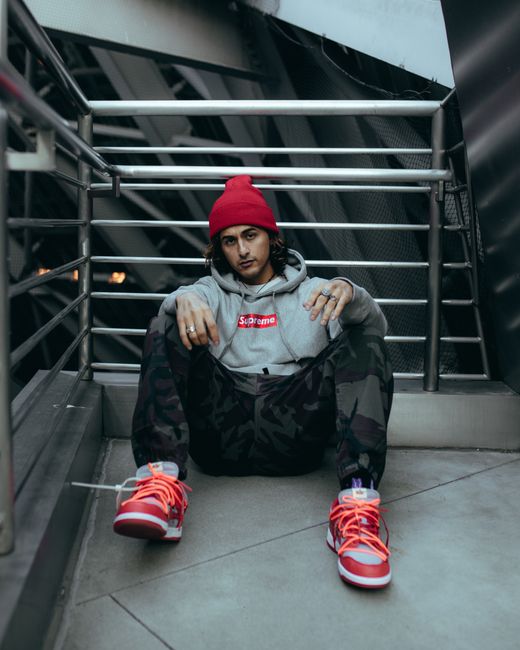 Gorro rojo a juego con las zapatillas, sudadera gris y pantalón de camuflaje. Hoy tocaban estos tonos y me siento muy cómoda.
#inspiracionmoda #red #beanie #sneakers