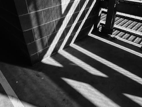 Darmowe zdjęcie z galerii z beton, cień, czarno-biały