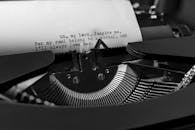 特写：一台老式打字机在纸上输入情感信息