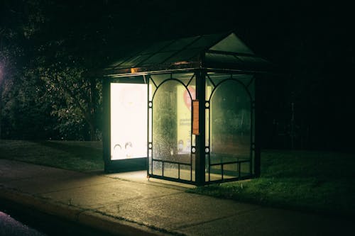 Бесплатное стоковое фото с автобусная остановка, легкий, мостовая
