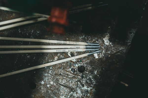 Varetas metálicas idênticas enfileiradas