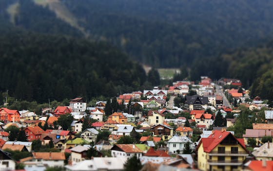 在郁郁葱葱的绿色山谷中，坐落着一个充满活力的村庄，四周环绕着茂密的森林