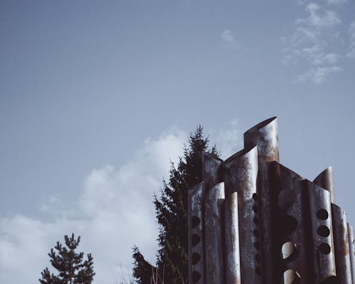 Grijze Toren Dichtbij Groene Bladboom