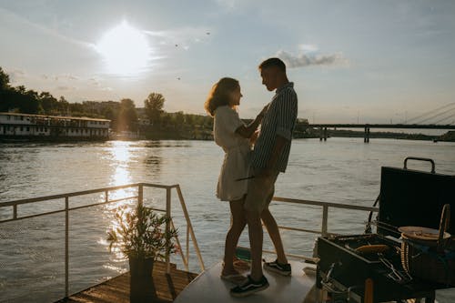 Pareja romántica en un yate al atardecer