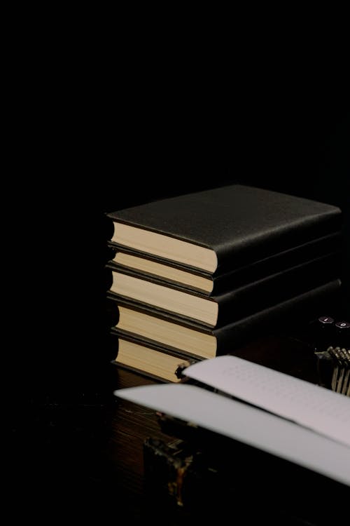 Sách đen là nguồn cảm hứng vô tận cho những người yêu thích kiến thức và trí tuệ. Với những trang sách đen bí ẩn, bạn sẽ khám phá một thế giới đầy ấn tượng và thu hút. Hãy để hình ảnh sách đen kích thích trí tưởng tượng của bạn. 