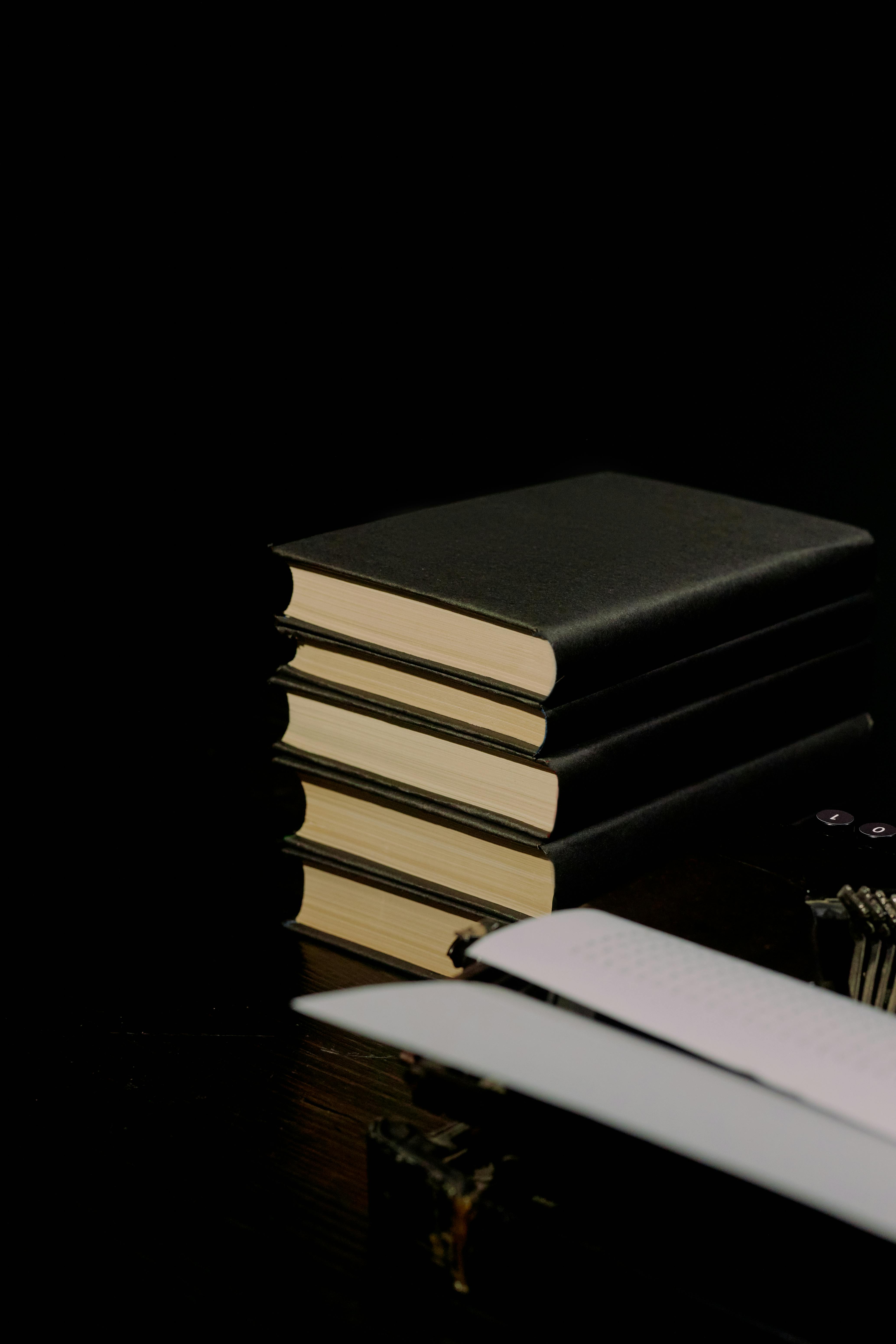 Sách đen bìa cứng trên bàn đen mang lại không gian tràn đầy sức sống và sự nghiêm túc. Hãy chiêm ngưỡng những tác phẩm văn học đình đám với người bạn đồng hành cổ điển này. Vừa trang trí nhà, vừa nâng cao kiến thức, còn gì tuyệt vời hơn? 
