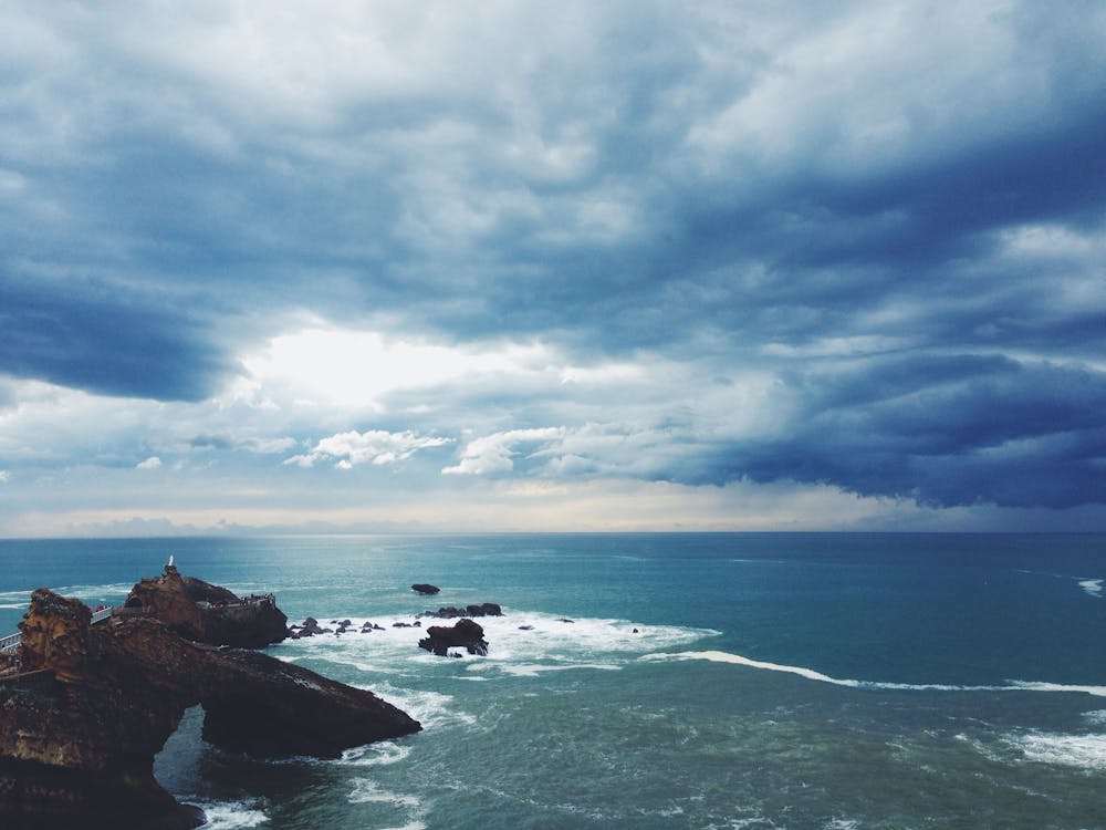 Ilmainen kuvapankkikuva tunnisteilla kivet, meri, pilvet Kuvapankkikuva