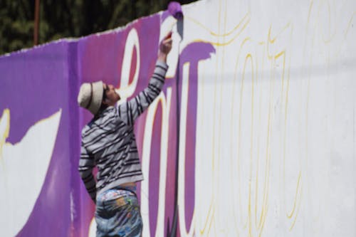 Photos gratuites de brosse à dents, peinture murale, violet