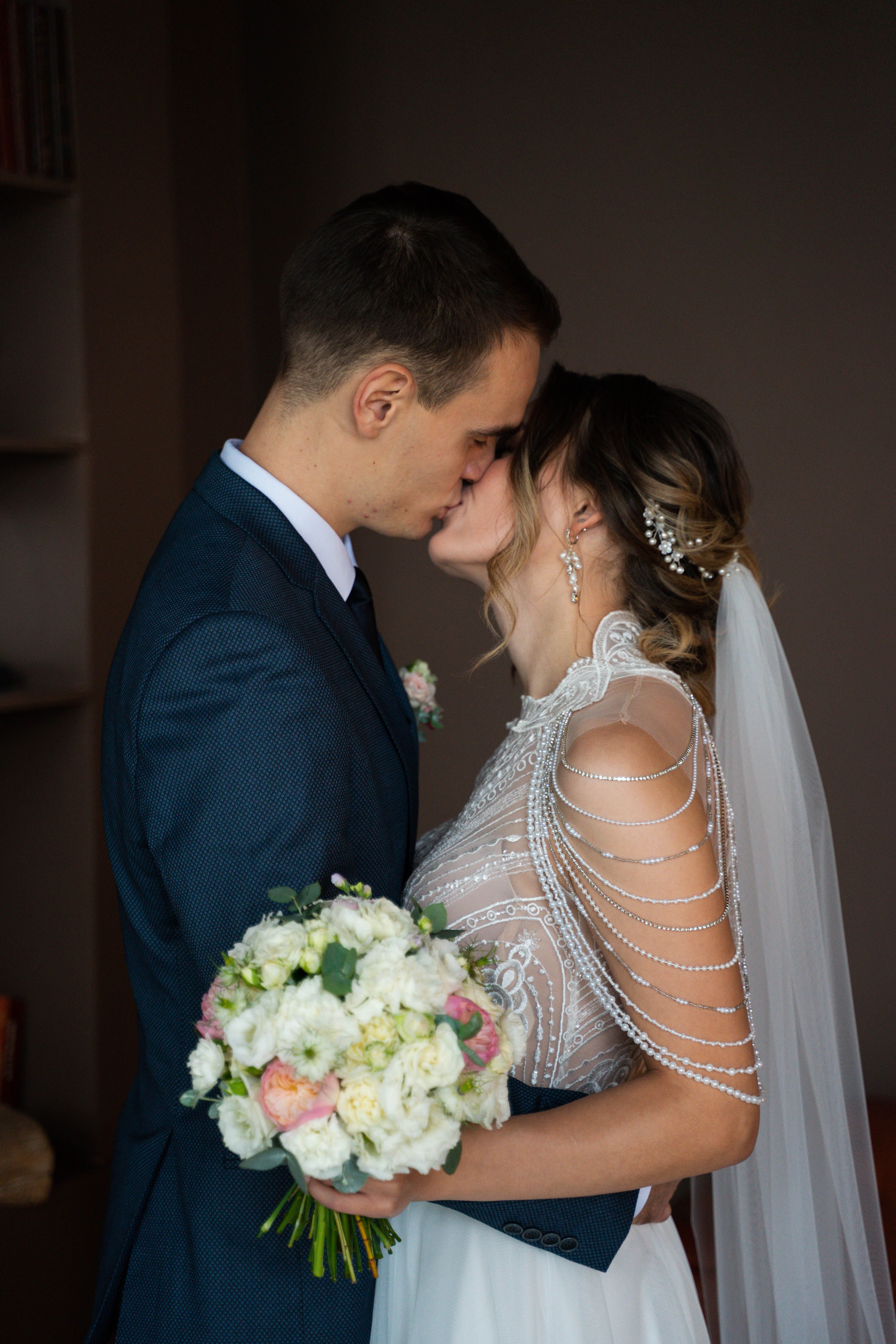 Homem E Mulher Se Beijando ·
