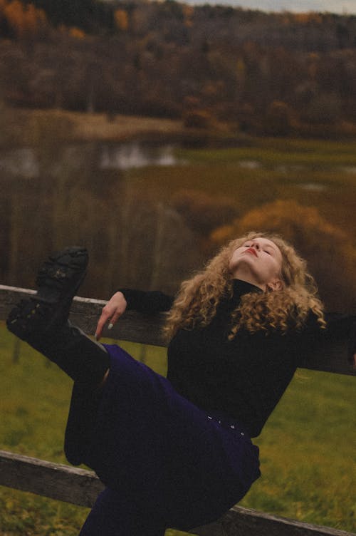 Základová fotografie zdarma na téma dlouhé rukávy, dřevěný plot, kavkazská žena
