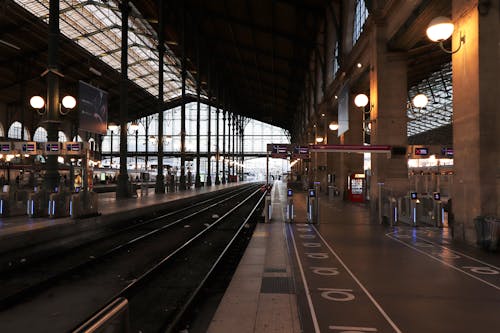 Gratis Foto stok gratis platform kereta api, sistem transportasi, Stasiun kereta Foto Stok