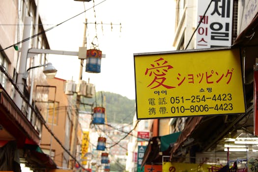 热闹的街道和色彩缤纷的招牌，营造出城市市场的热闹氛围