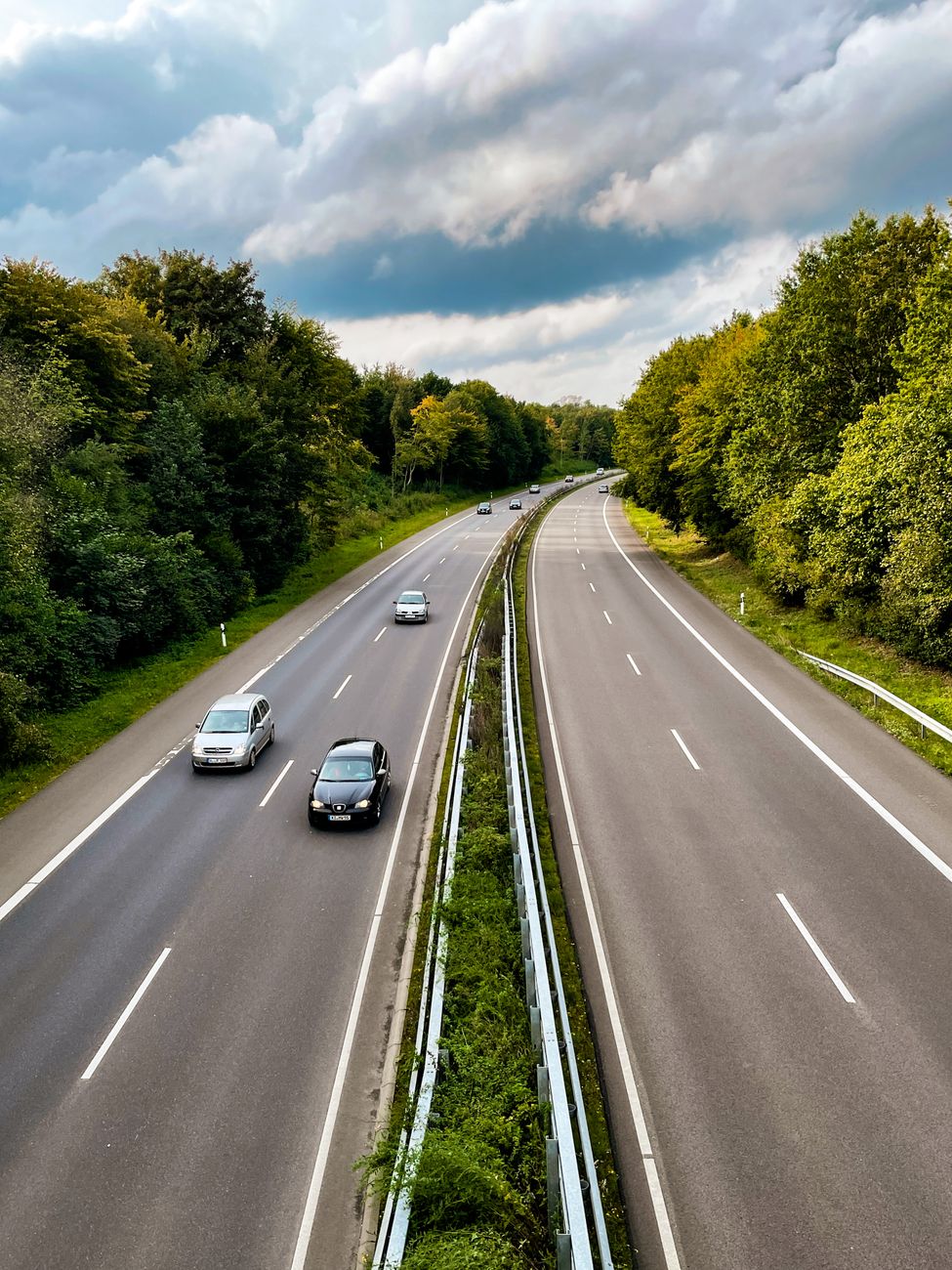 Conducción en Autopista: Normas de Seguridad para Viajes Largos - Caso de Éxito de Transportes Seguros S.A.