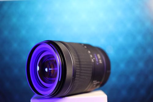 Free Vibrant close-up of a camera lens against a blue background with purple lighting. Stock Photo