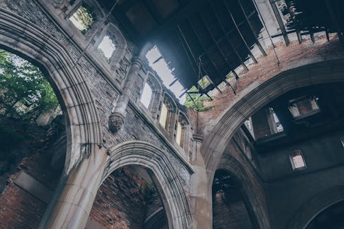 Fotografia De Edifício De Concreto Cinza E Marrom