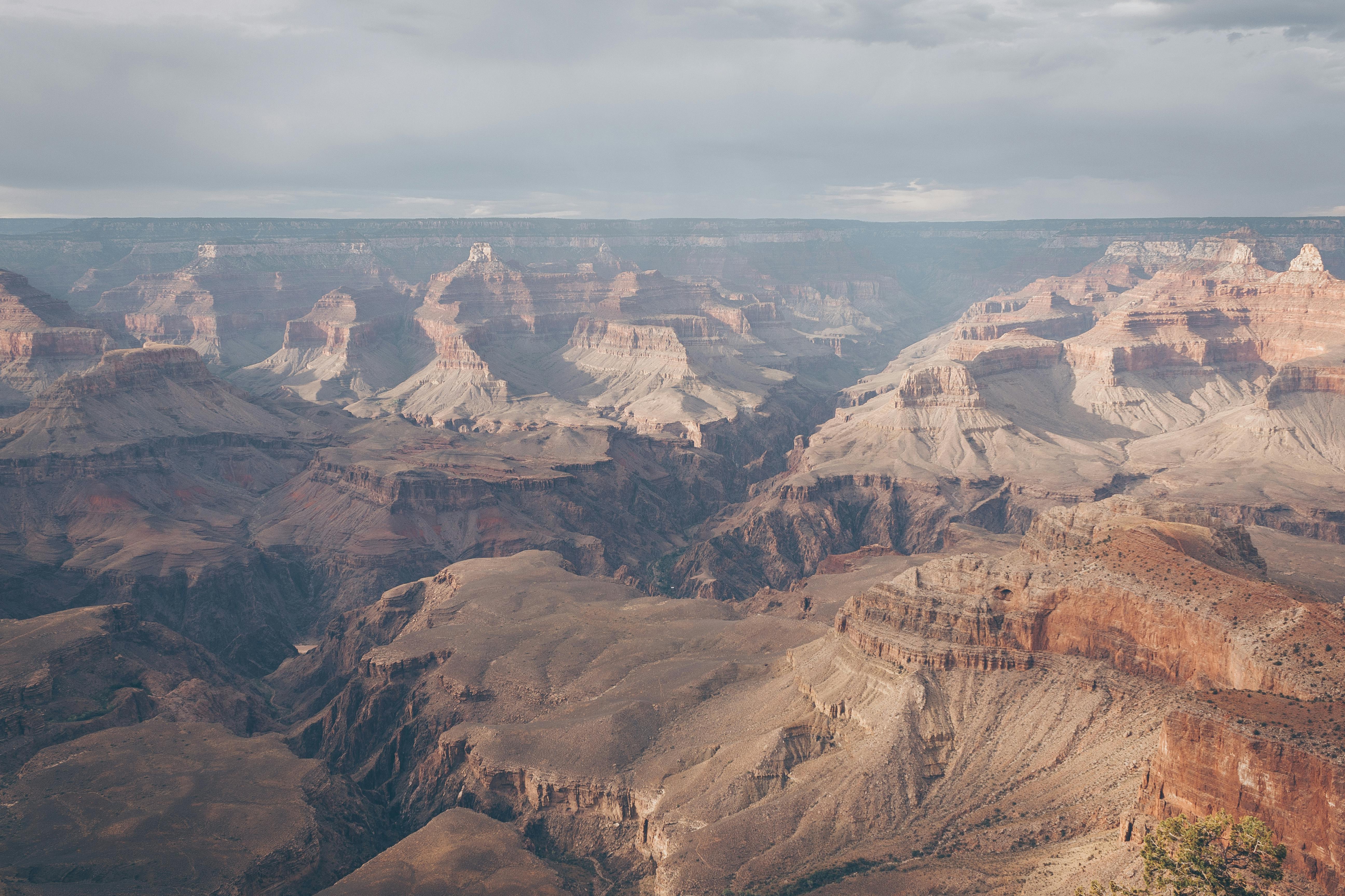 大峡谷的景色令人惊叹，展现了其雄伟的悬崖和崎岖的地形