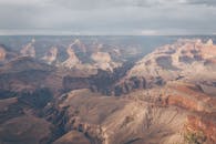 大峡谷的景色令人惊叹，展现了其雄伟的悬崖和崎岖的地形