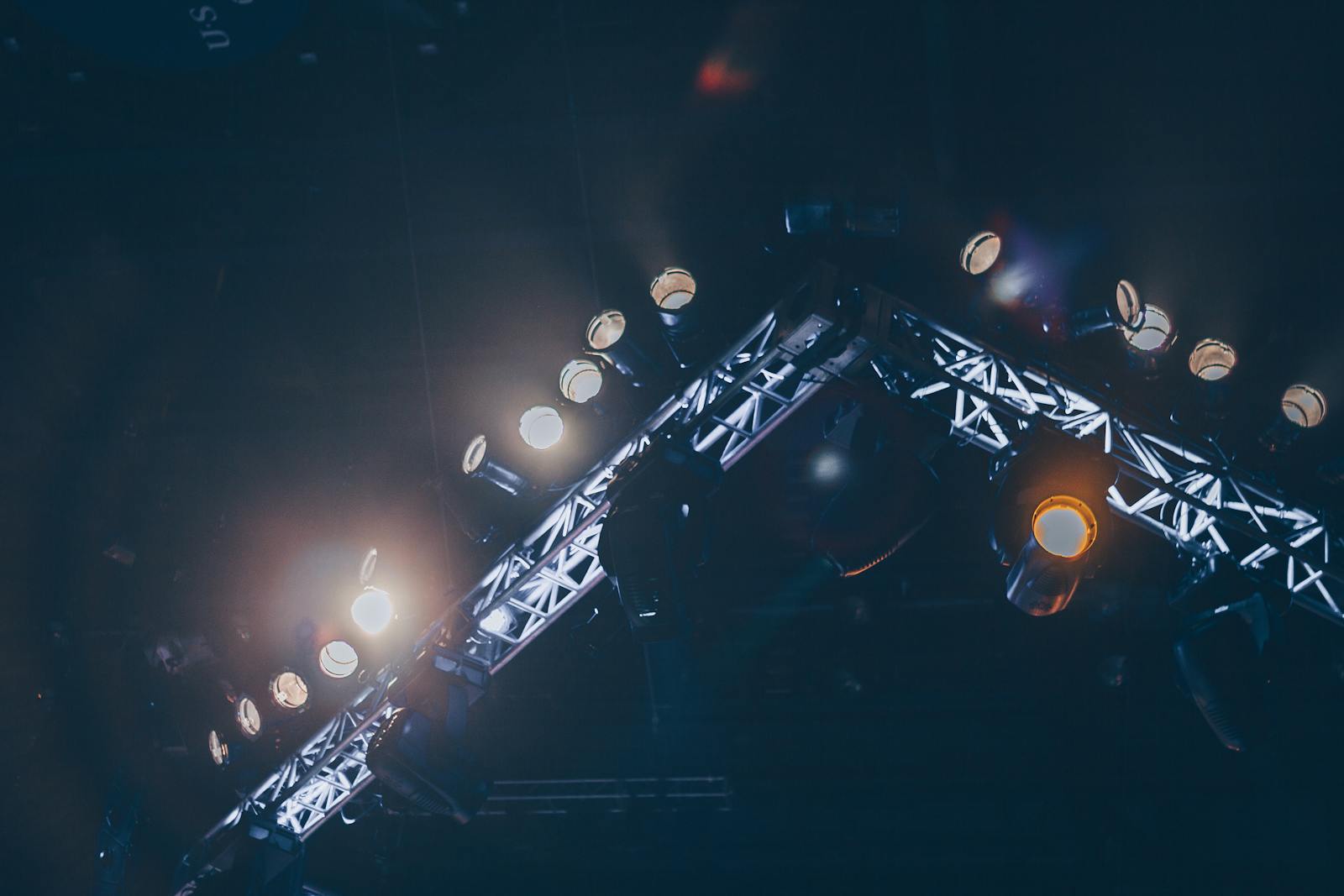 Stage lights on aluminum truss for live event