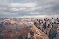 日落时分，游客可以俯瞰大峡谷的壮丽景色