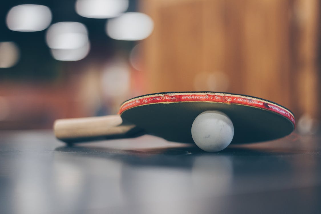 Free Masa Tenisi Topu Ve Ping Pong Raketinin Seçici Odak Fotoğrafı Stock Photo