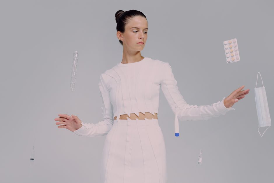 Female scientist interacting with floating medical items, emphasizing modern medicine and the role of artificial intelligence in early disease detection.