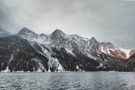 冬季，在意大利特伦蒂诺-上阿迪格，可以拍摄到白雪覆盖的山峰和宁静的湖泊