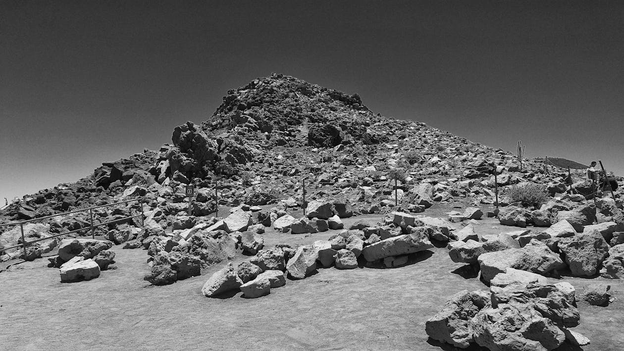 Foto In Scala Di Grigi Di Mountain Of Trash