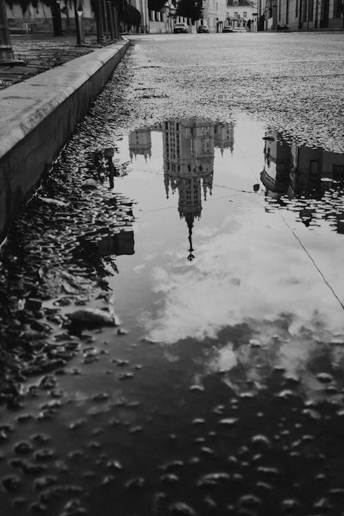 Bezpłatne Darmowe zdjęcie z galerii z czarno-biały, droga, kałuża Zdjęcie z galerii