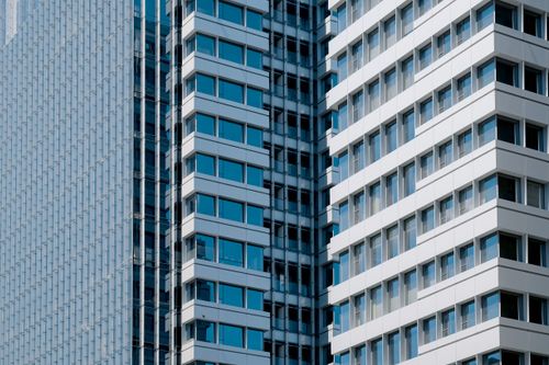 Free Sleek modern high-rise building with glass windows and geometric design. Stock Photo