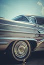 晴朗天空下，特写镜头中一辆装饰着铬的经典老式汽车