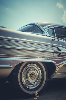晴朗天空下，特写镜头中一辆装饰着铬的经典老式汽车