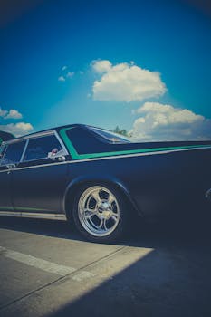 一辆优雅的镀铬复古汽车停在明亮的蓝天下