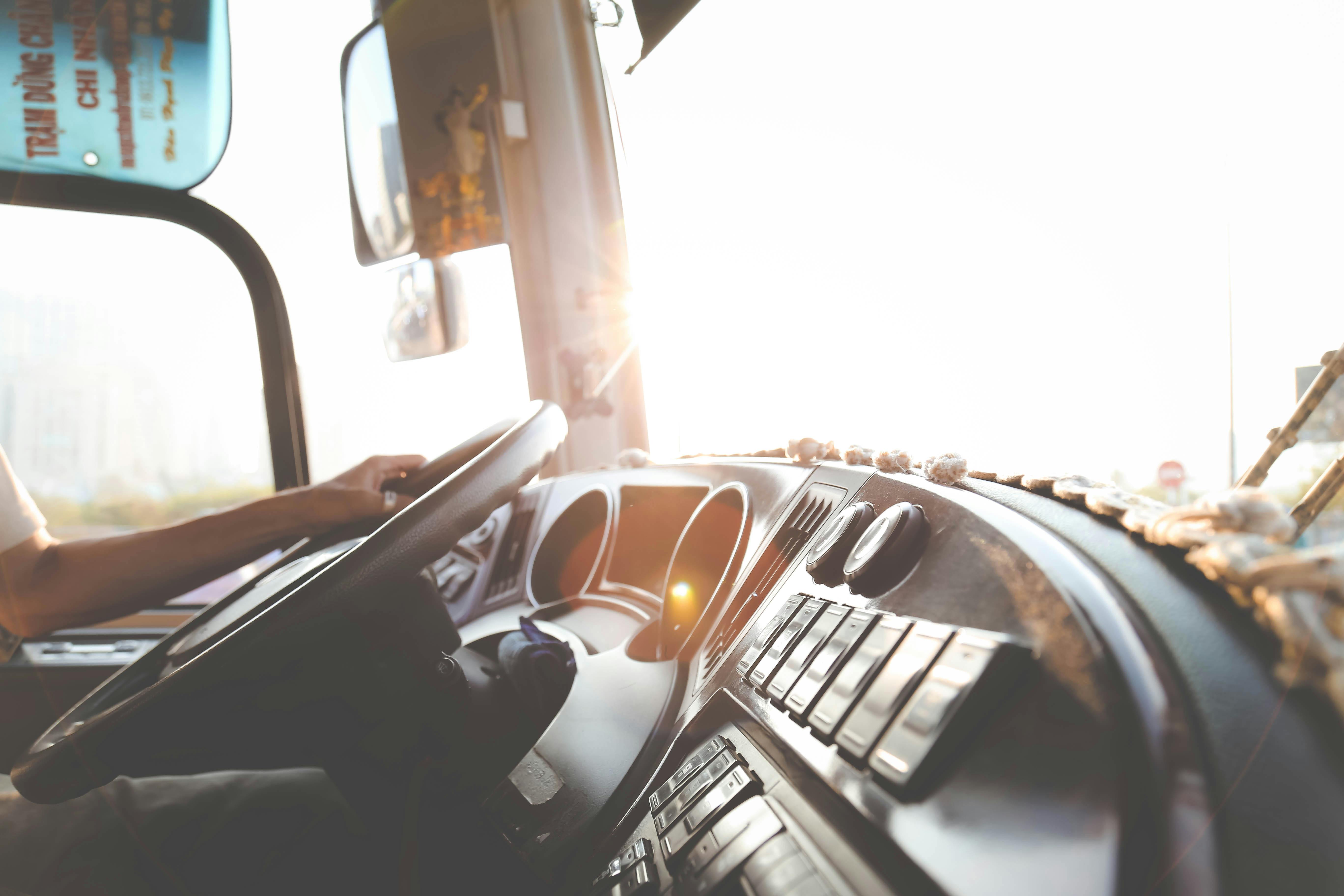 Driver's hand on steering wheel. | Photo: Pexels