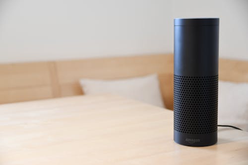 Zwarte Amazone Echo Op Tafel