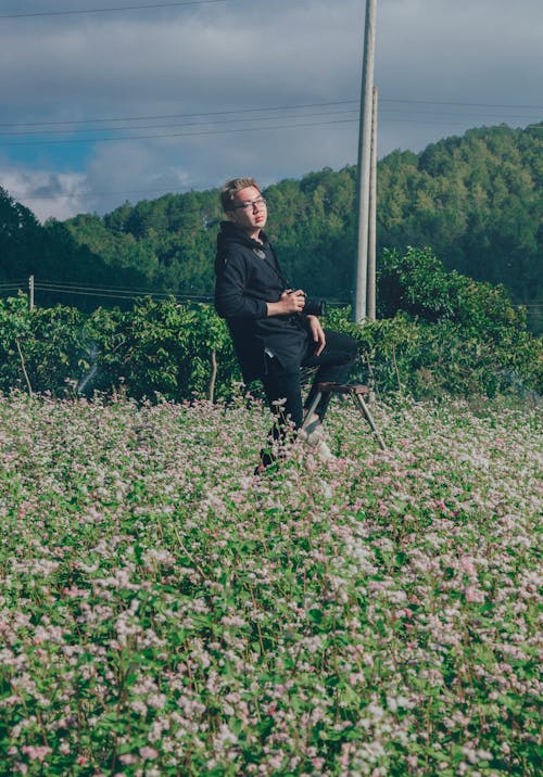 Kostnadsfri bild av åkermark, asiatisk man, blommor