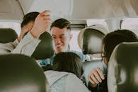 一群年轻朋友一起开车，愉快欢笑，享受旅行时光