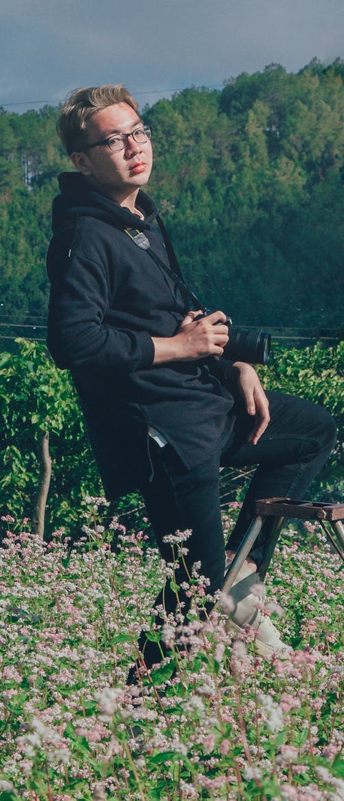 免费 黑色连帽衫和裤子的男人的浅焦点摄影 素材图片