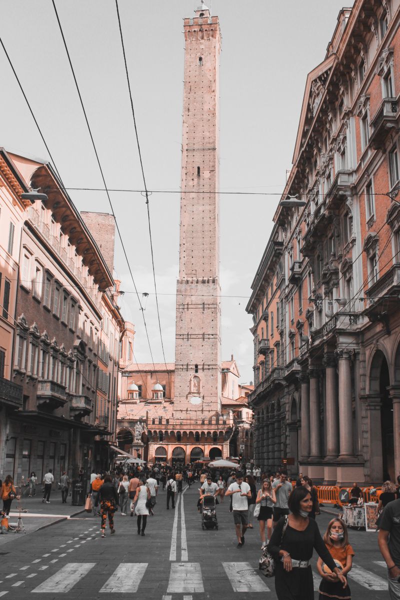 Turnurile Due Torri din Bologna văzute de la bază
