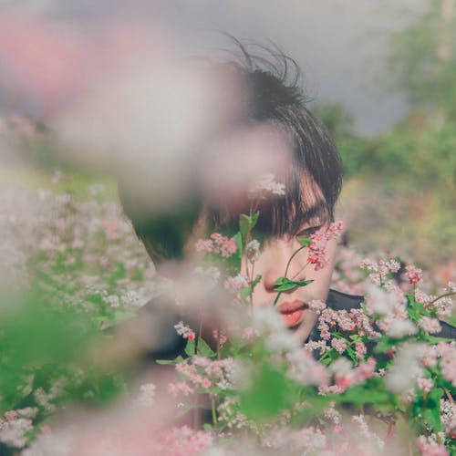 Fotografia De Um Homem Perto De Flores