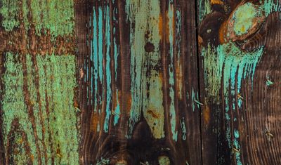 Planches en bois anciennes avec peinture écaillée — traitement vrillettes à Bordeaux